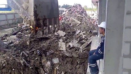 Allumer sa clope avec une pelleteuse en feu... Le roi du chantier!