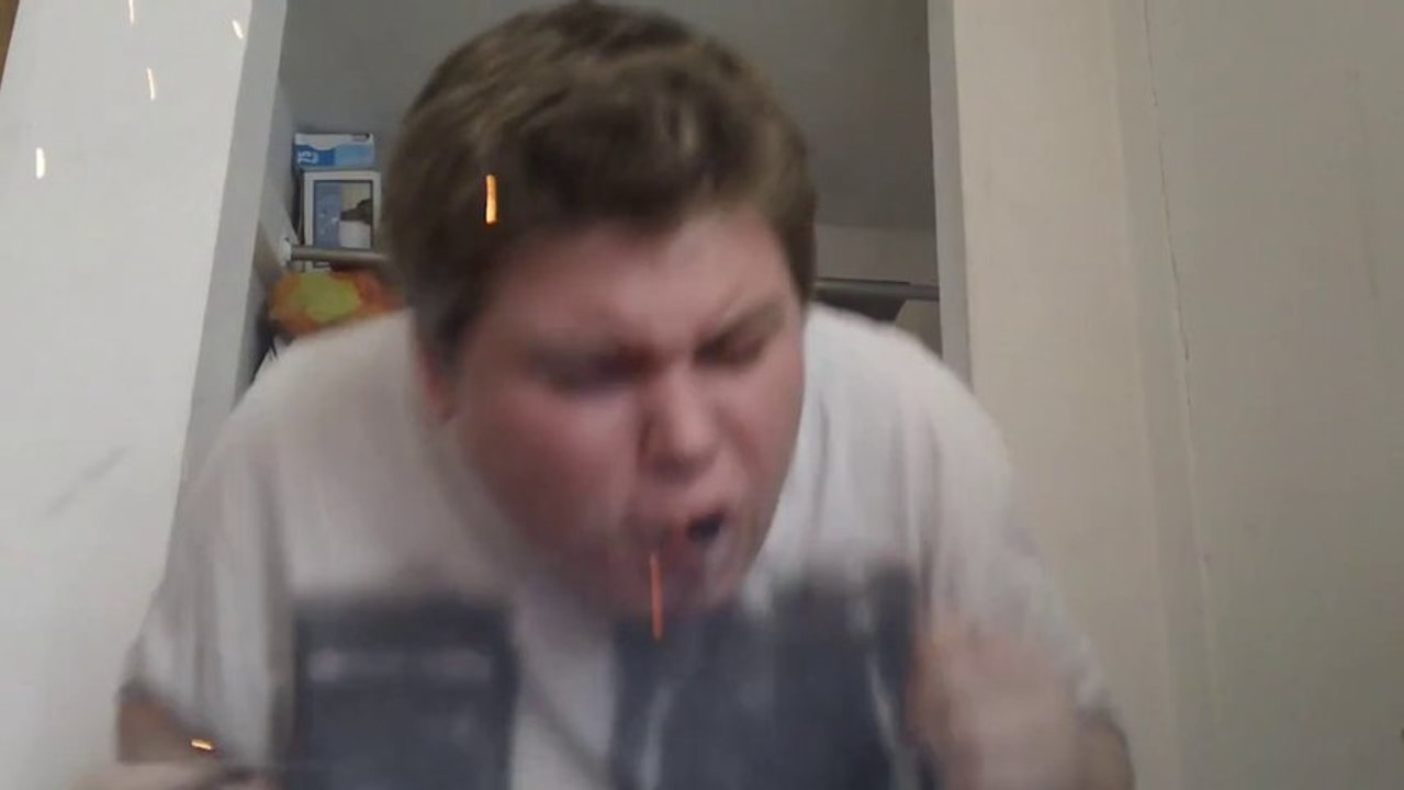 Allumer des pétards dans sa bouche - taré d'ado débile!