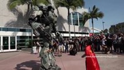 Giant Robot befriends Little Girl at Comic-Con