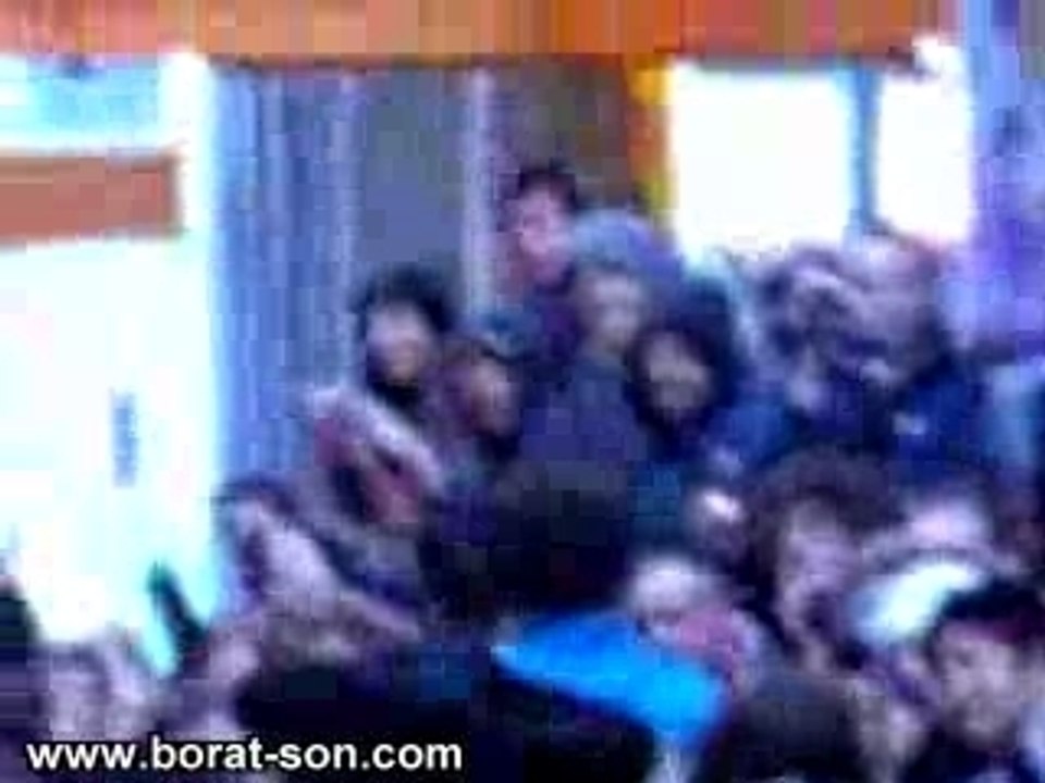 Borat in Australia, Melbourne Give a Pub