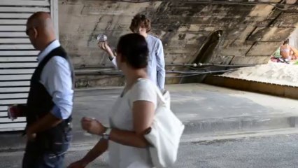 Un artiste s'exhibe à Paris plage