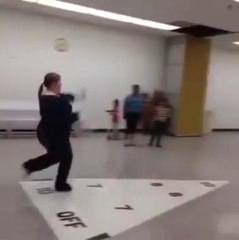 ◄► Une fille en surpoids tente de faire la roue (WIN?)