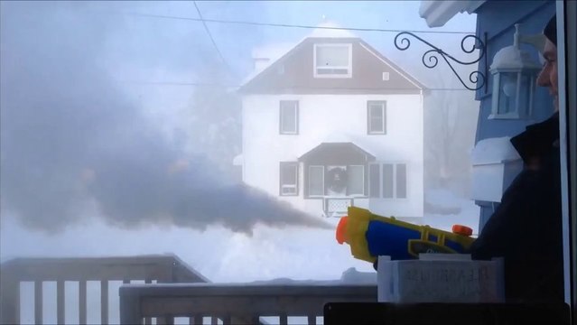 Вижте какво се случва с водна пушка и вряла вода при -41