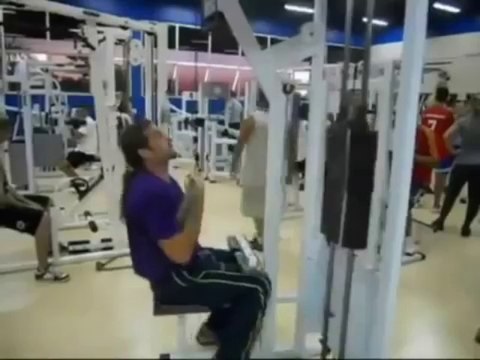 Un mec qui fait du soulève des poids n'importe comment