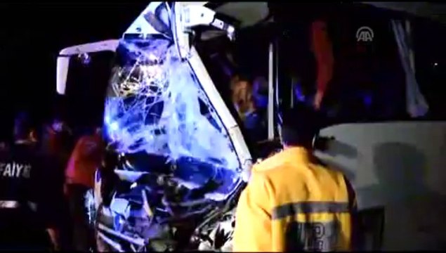 Yolcu otobüsü tıra çarptı: 13 yaralı