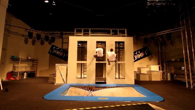 Trampoline contre un mur - numéro d'acrobaties énorme!