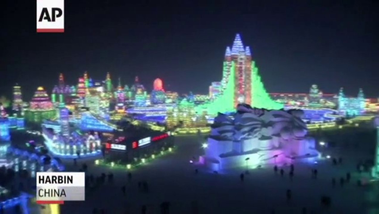 Festival de la Glace : une ville construite en glace illuminée. Magique!