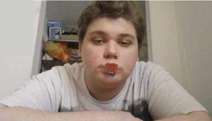 Ağzında Torpil Patlatan Çocuk