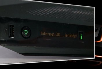 the OLED screen on the Livebox Play