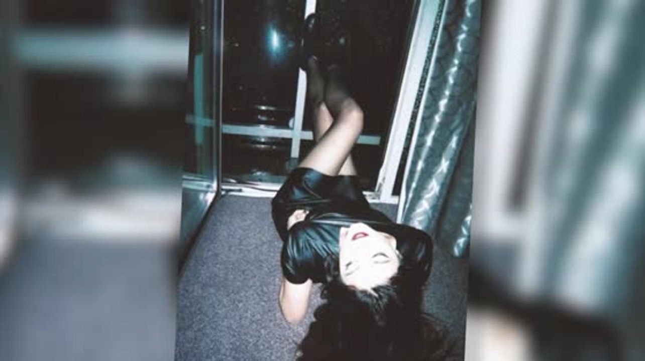 In leder gekleidete kylie jenner postet geheimnisvolle nachrichten