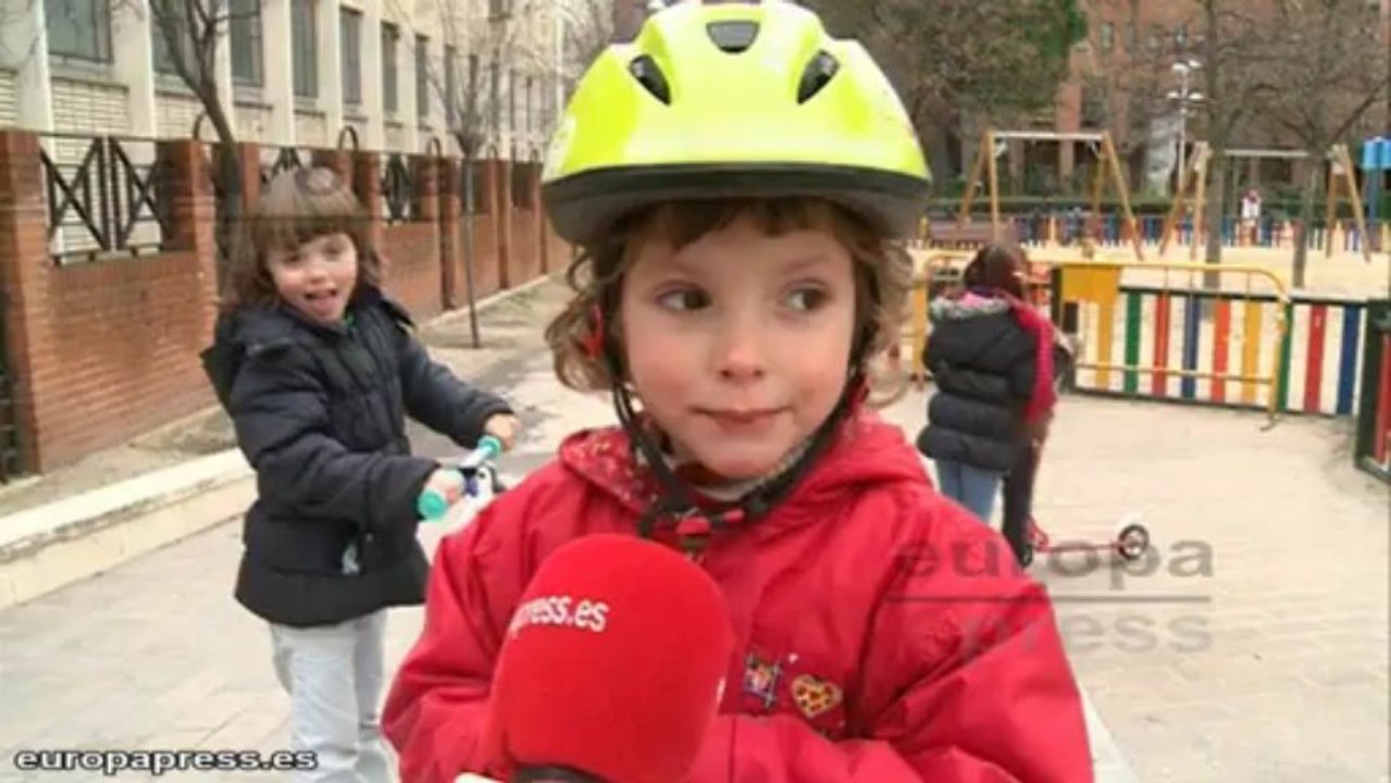 Los niños salen a la calle a estrenar sus regalos