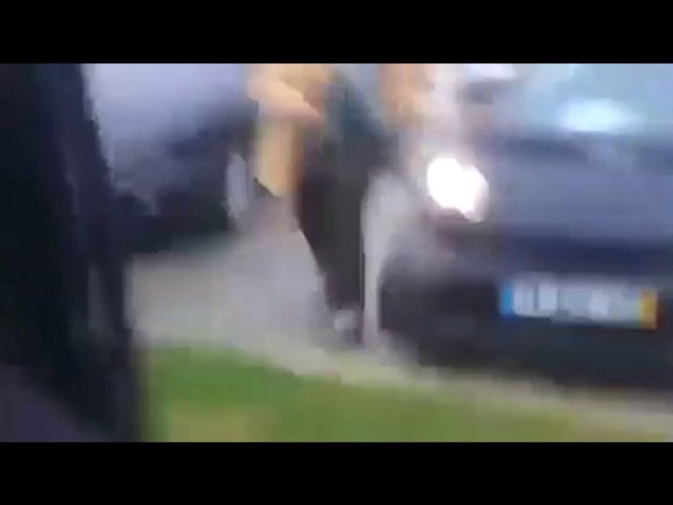 Vídeo amador mostra onda de grandes dimensões que arrastou vários carros na Foz