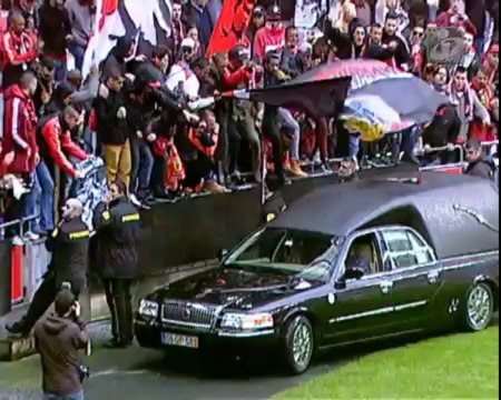 Adeus Eusébio- Urna de Eusébio dá a volta ao estádio da Luz