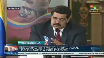 Pdte. Maduro entrega "Libro Azul" de Chávez a parlamentarios
