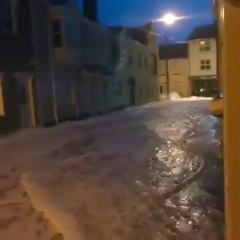 下载视频: Wave Surges Up Street in Irish Coastal Town