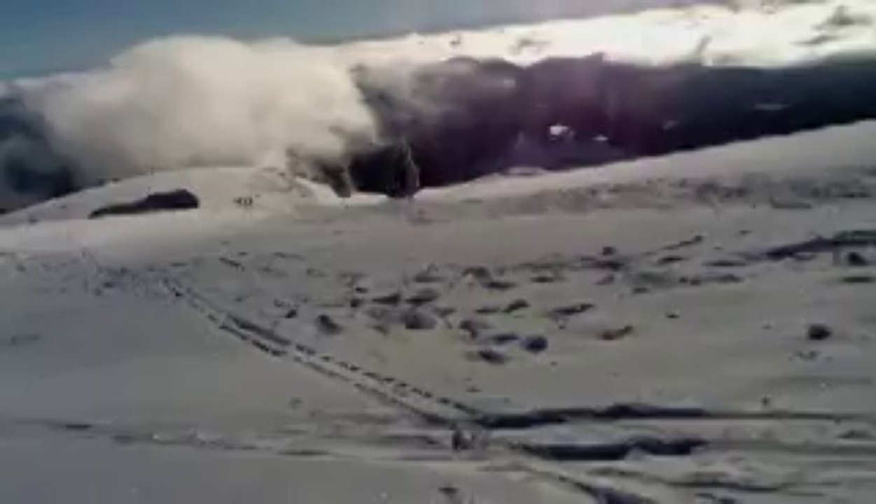 Why You Shouldn't Snowboard While Holding the Tablet With Both Hands