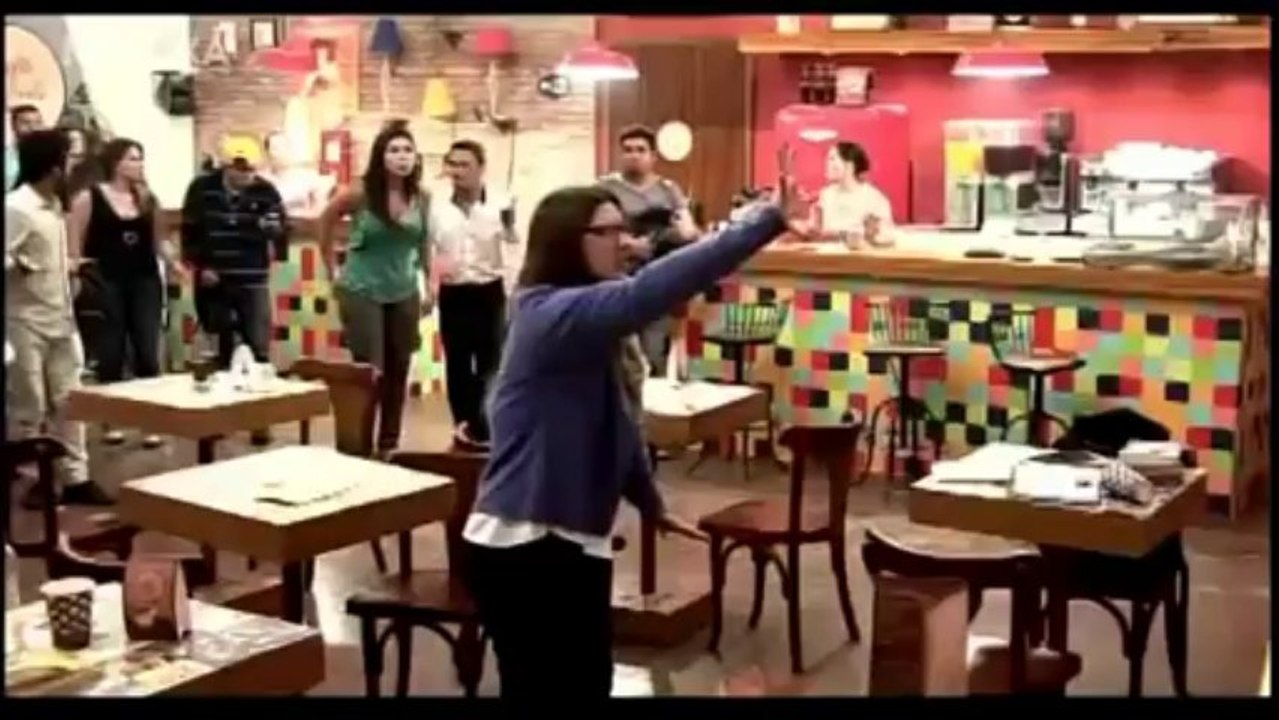 МОТИКА: Жена со натприродни моќи го казнува својот дечко во кафе бар