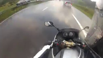 Скачать видео: Rouler sur une autoroute inondée avec une moto Kawasaki ER6! Orage violent!