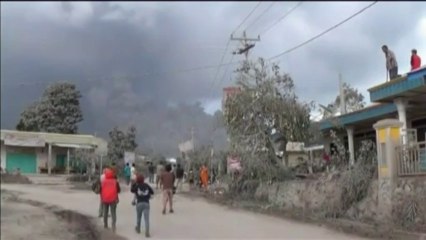 En Indonésie, l'éruption du volcan Sinabung ne faiblit pas