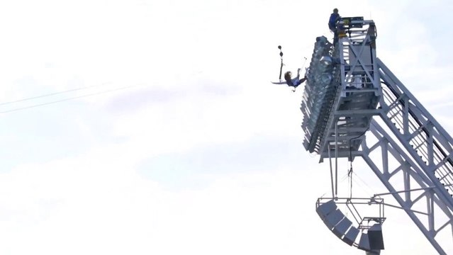 Des cascadeurs sur une corde au dessus d'un stade de foot! Violent!