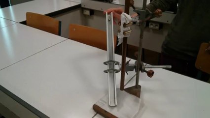 Chute ralenti d'une bille aimantée sur un rail en aluminium