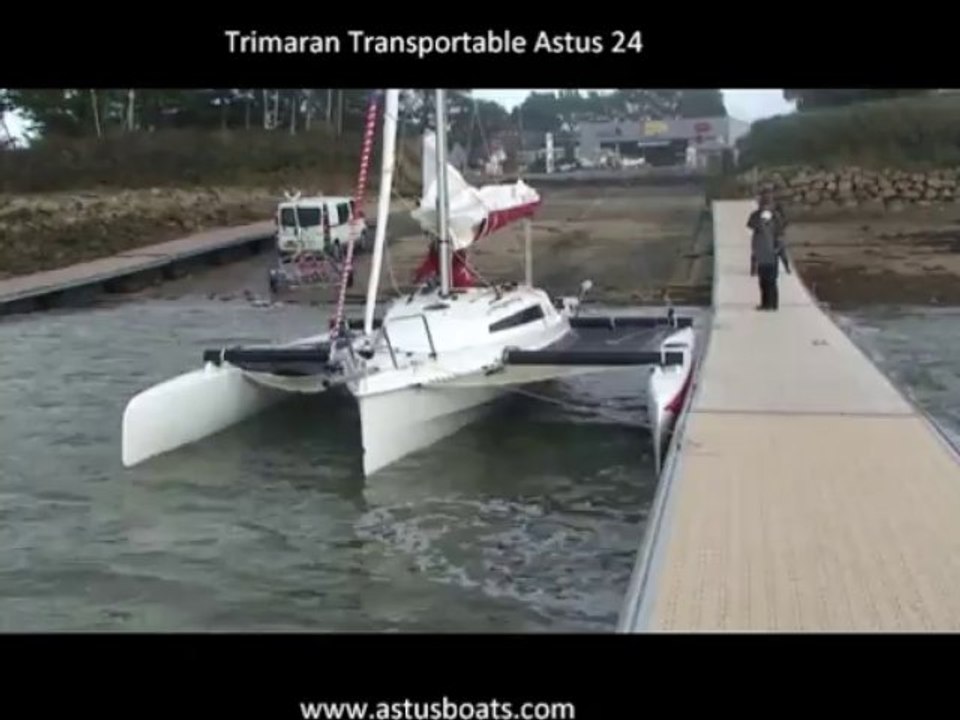 Repliage Trimaran ASTUS 24 sur l'eau