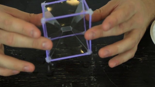 Faire une bulle de savon carrée. Expérience énorme!