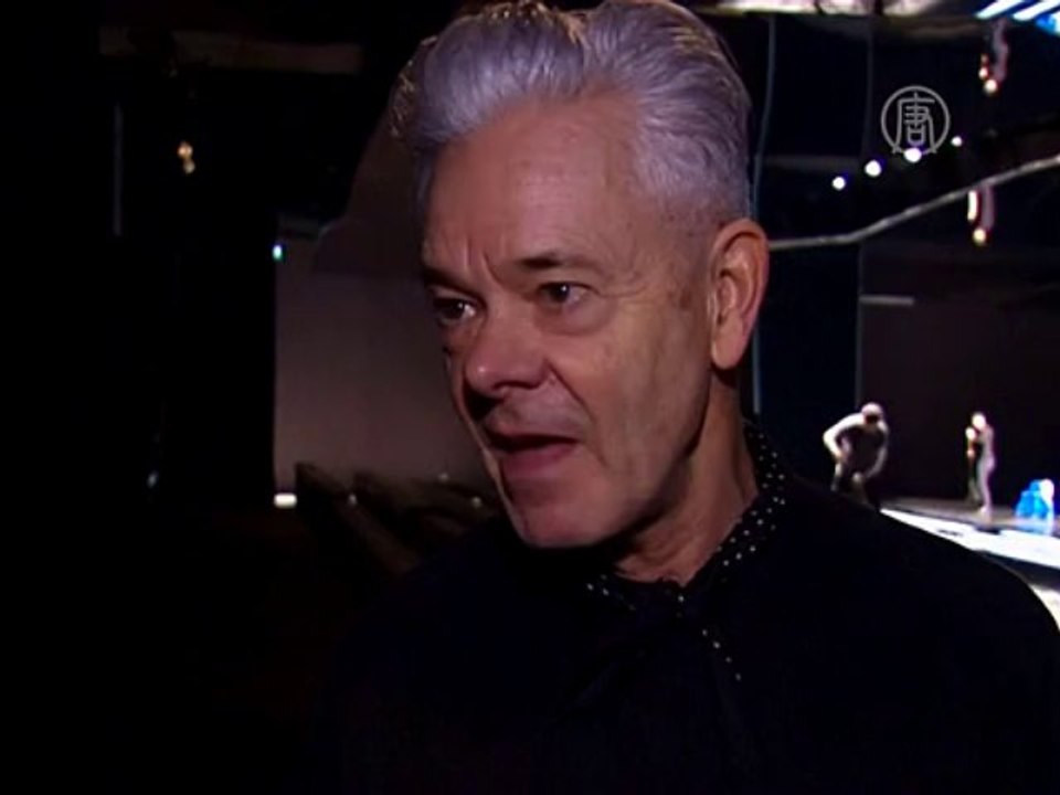 Лондон: модели прошлись по подиуму под дождём