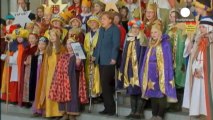 Primera aparición pública de Merkel con muletas tras su accidente de esquí