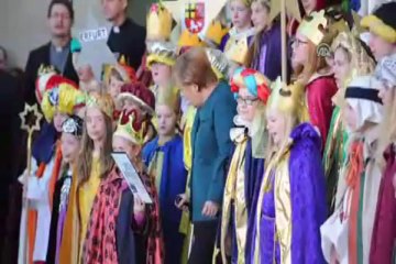 Merkel, koltuk değnekleriyle mesaiye başladı