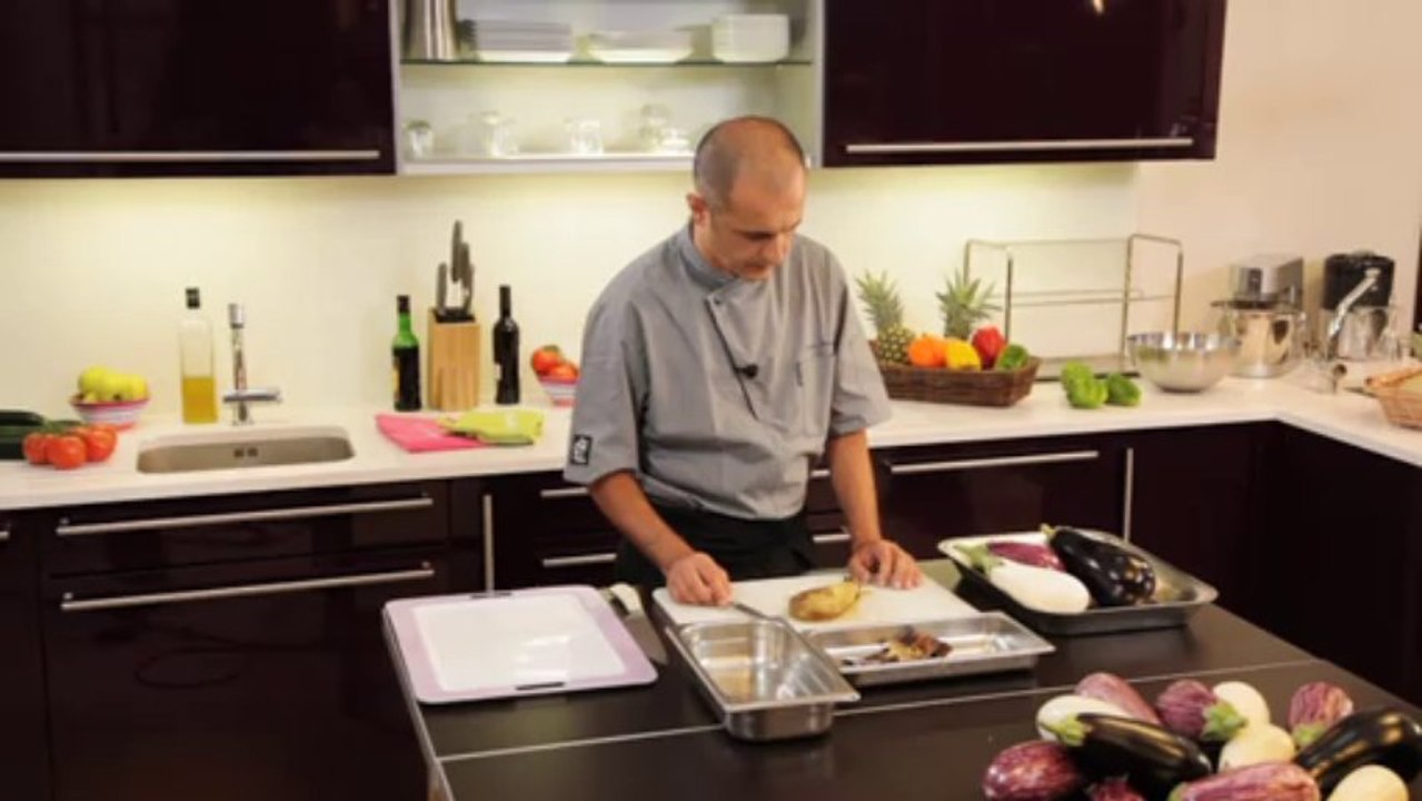 Prélever la pulpe d'une aubergine après cuisson