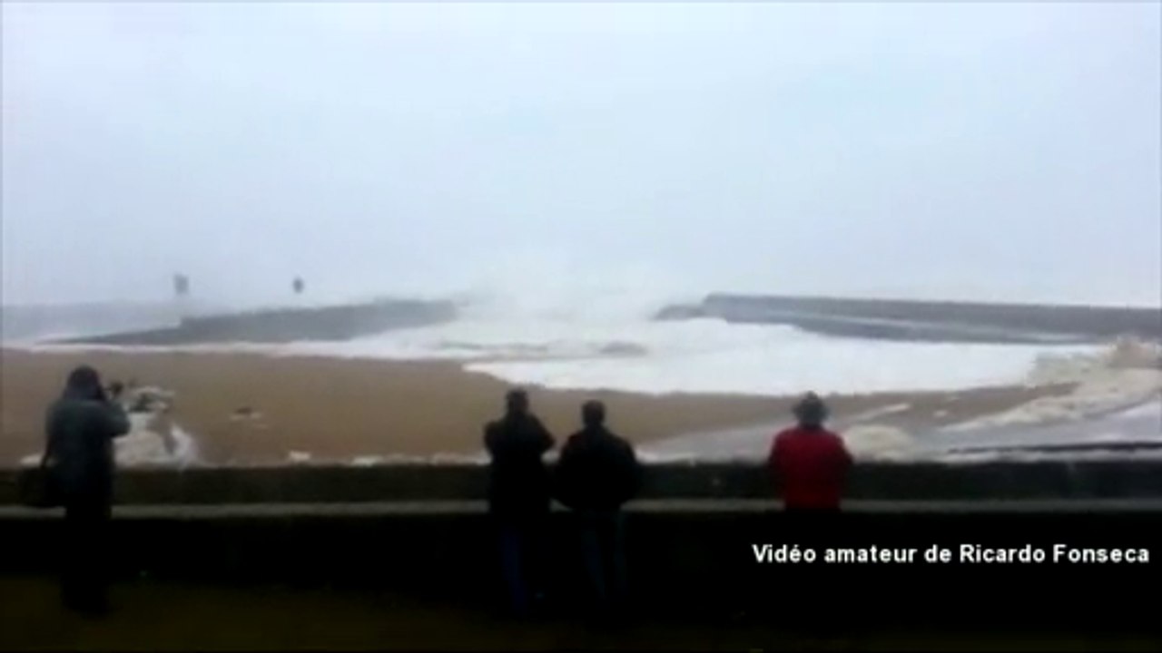 La vague qui a semé la panique à Foz de Douro (Portugal)