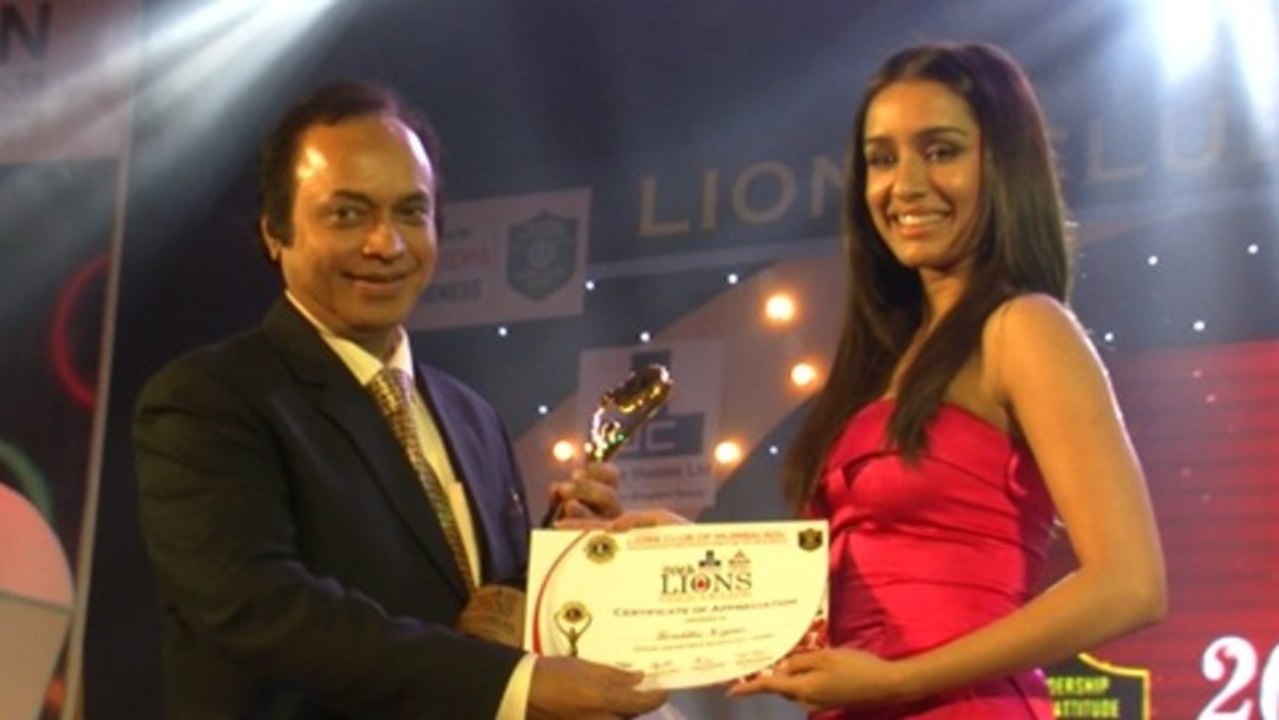 Shraddha Kapoor Gets The Best Female Actor Award