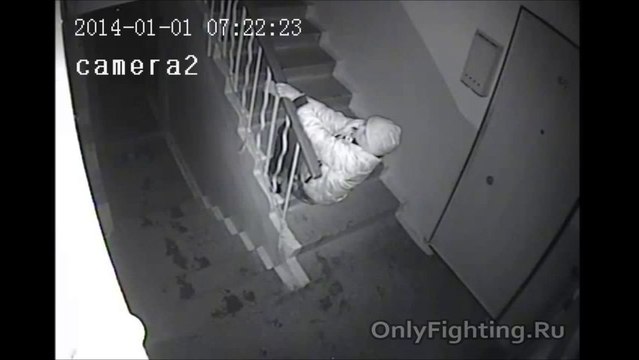 Ivre, un zombie monte les escaliers