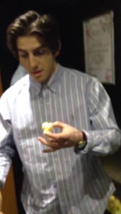 Homme mange une pastille urinoir pour 12€