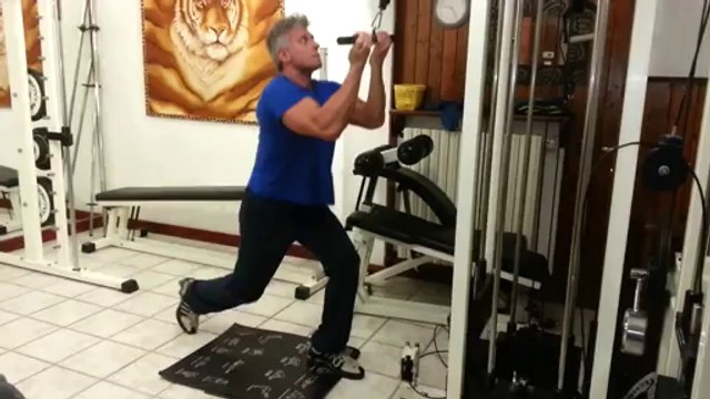 Allenare gli addominali con il Crunch ai Cavi di Roberto Eusebio