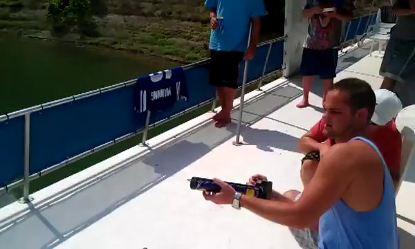 Un couple surpris par un feu d'artifice