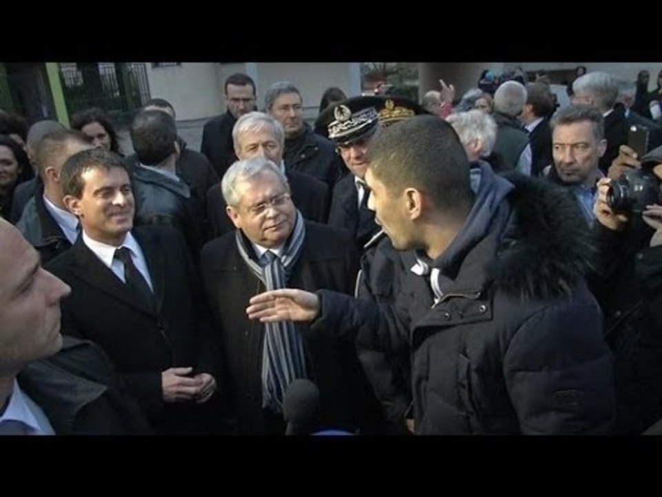 Valls interpellé par un citoyen à propos de la quenelle de Dieudonné