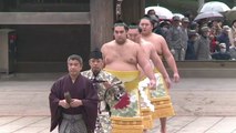 Luchadores de sumo reciben el Año Nuevo