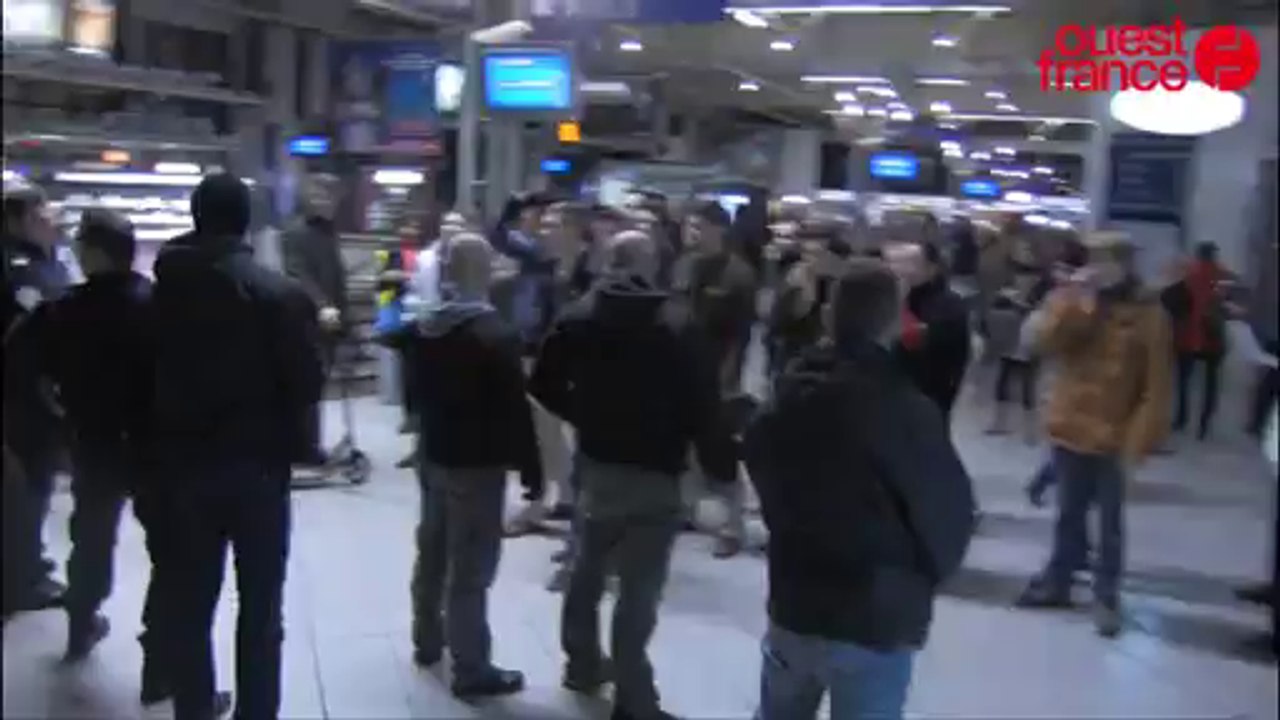 Arrivée chahutée de Manuel Valls à la gare de Rennes