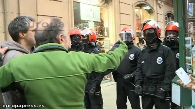 Carga policial contra simpatizantes de los detenidos