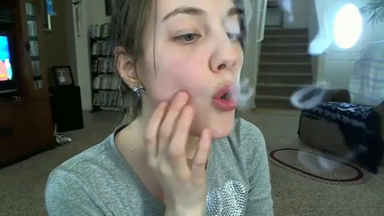 Girl somoke Shisha strange     بنت تدخن الشيشه بطريقه غريبه