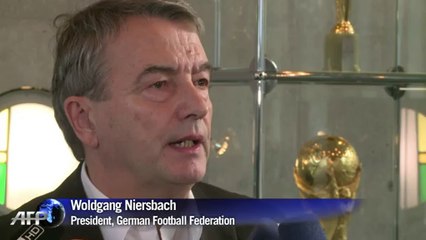 German international footballer Hitzlsperger "comes out"