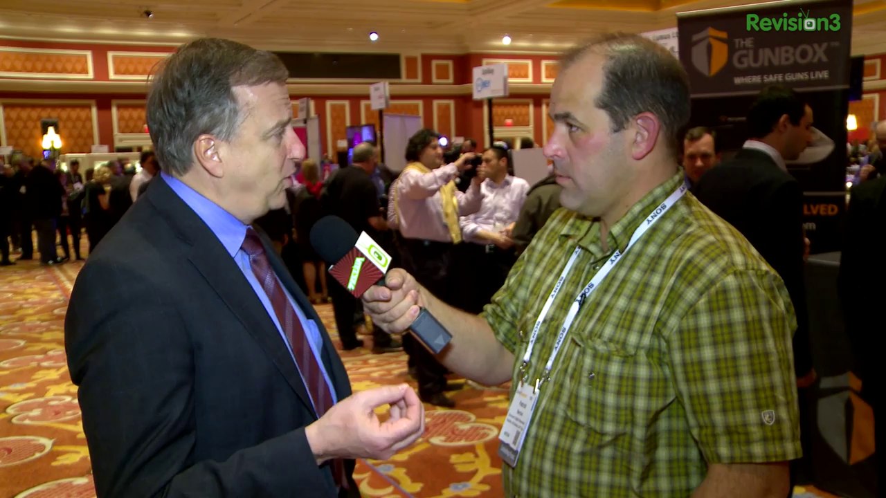 Turn Your iPhone into a Thermal Imaging Camera! - CES 2014 - Tekzilla Bites