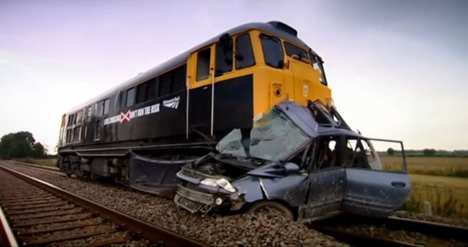 Une voiture explosée par un train à pleine vitesse!! Renault Espace VS Locomotive !!
