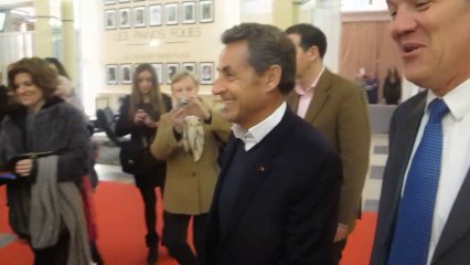 Bain de foule de Nicolas Sarkozy au Touquet avant le concert de Carla Bruni.
