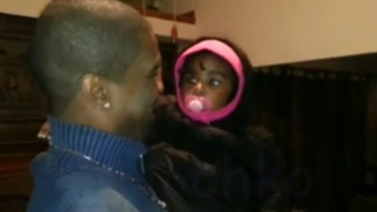 Un bébé complètement perdu qui rencontre le frère jumeau de son père