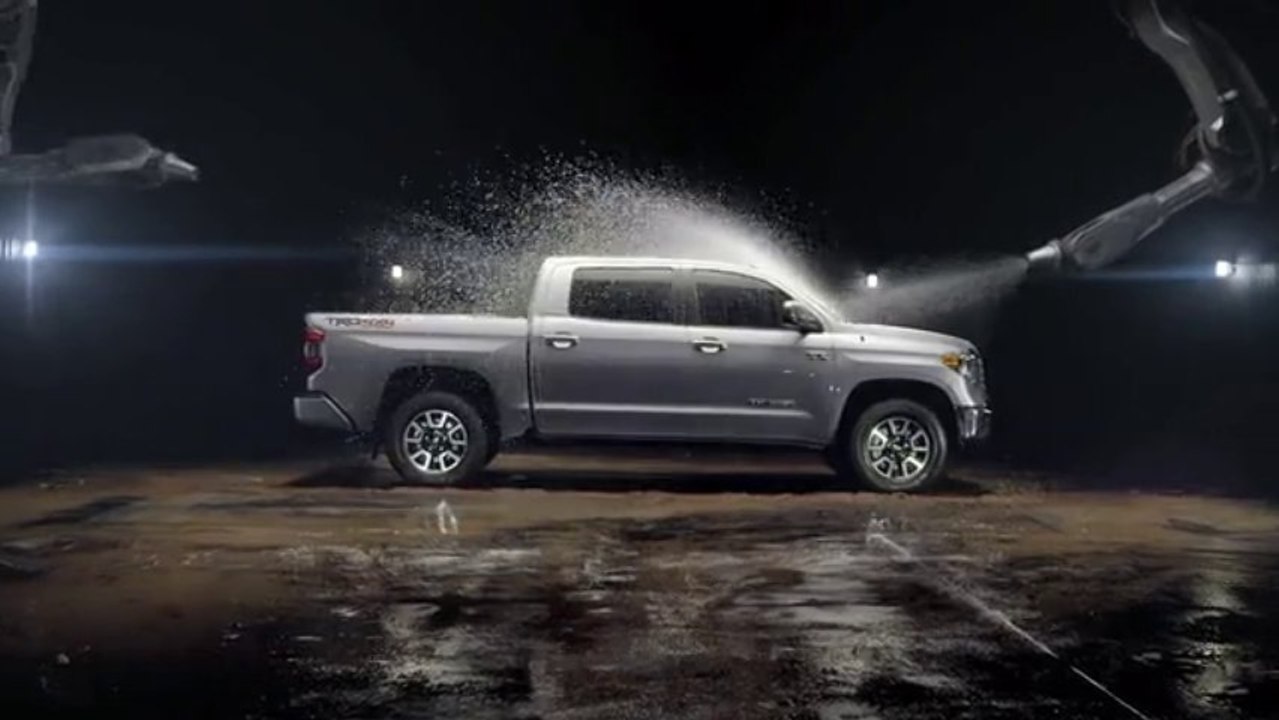 Nouvelle pub Toyota : en mode boue et car wash pour le SUV Toundra!