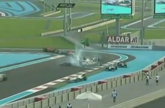 L'incidente di Liuzzi e Schumi al via del Gp di Abu Dhabi