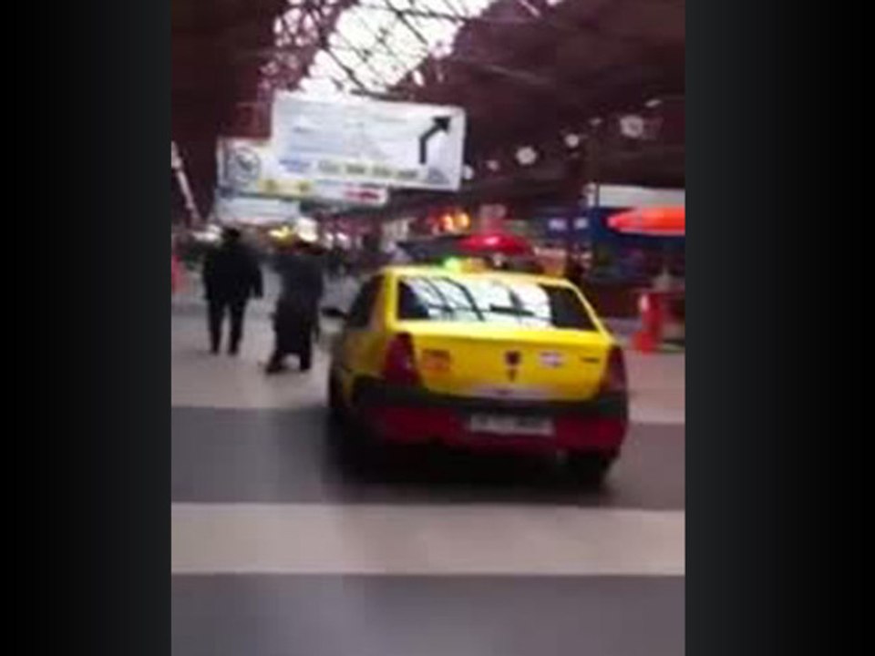 Taxi Roumain dans une gare